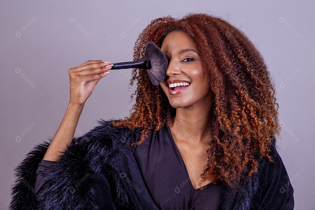 Linda mulher em sessão de fotos em fundo azul