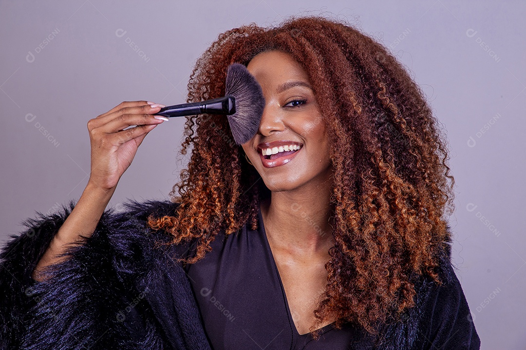 Linda mulher em sessão de fotos em fundo azul