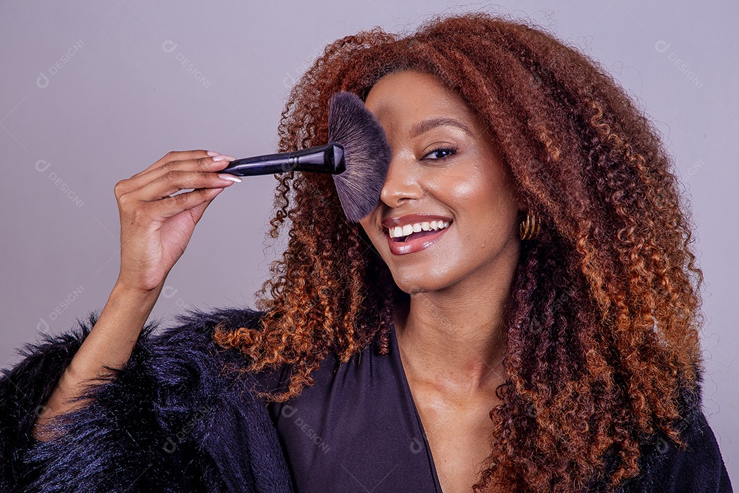 Linda mulher em sessão de fotos em fundo azul