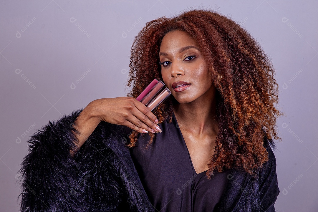 Linda mulher em sessão de fotos em fundo azul