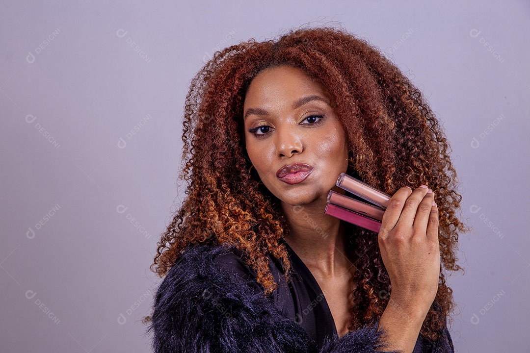 Linda mulher negra em sessão de fotos