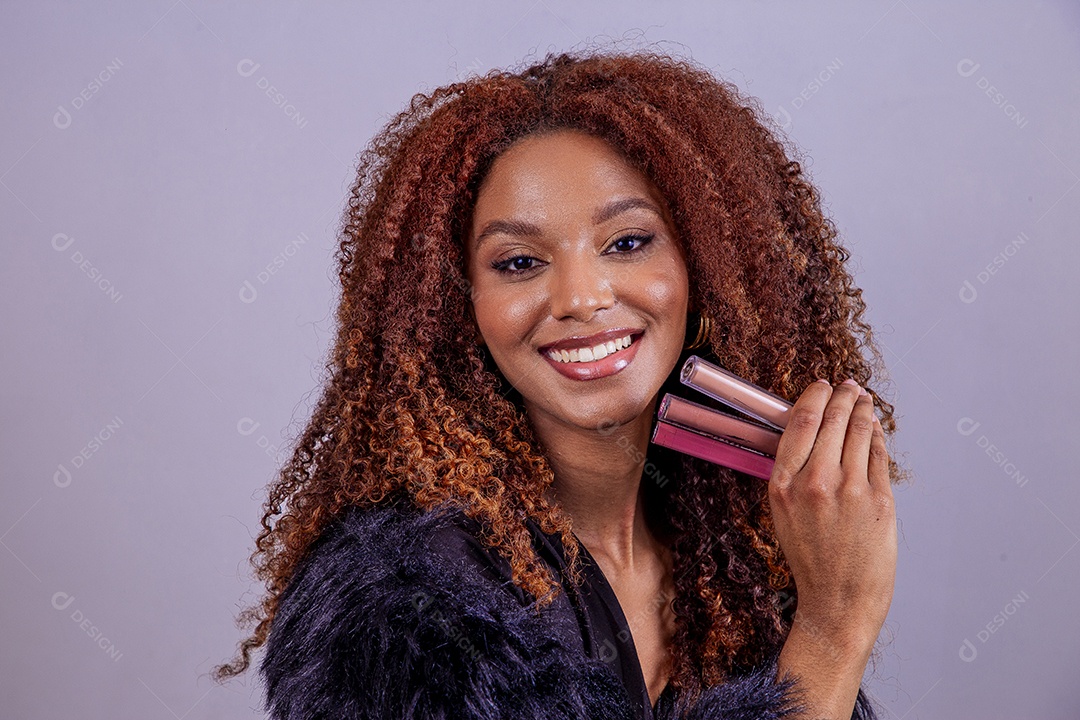 Linda mulher negra em sessão de fotos