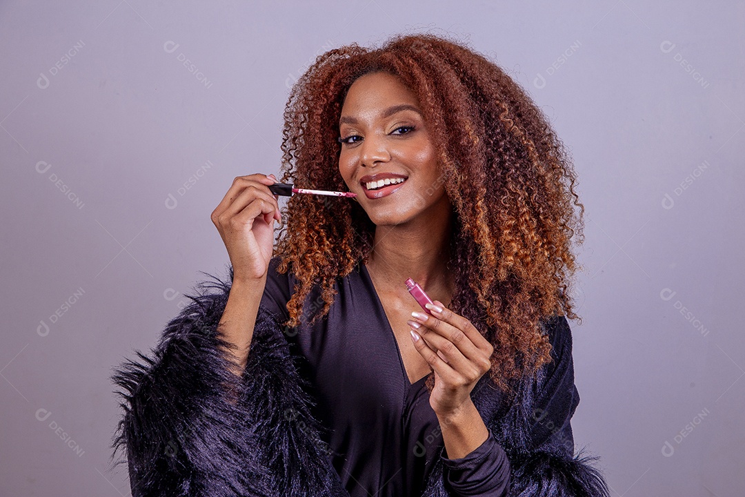 Linda mulher negra em sessão de fotos