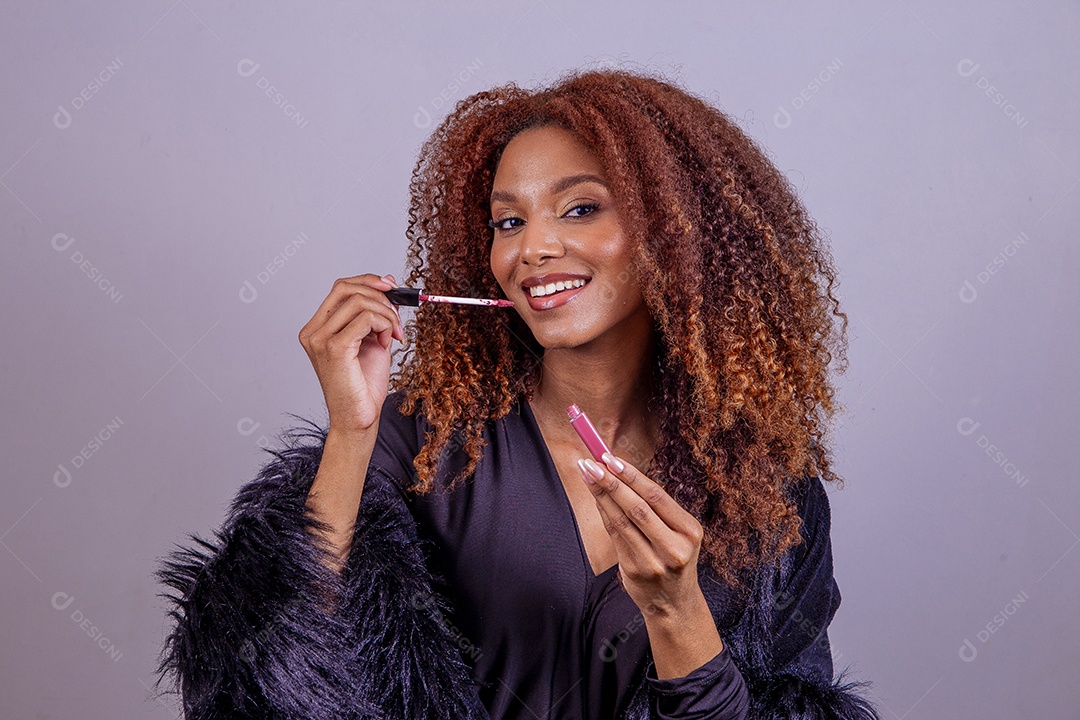 Linda mulher negra em sessão de fotos