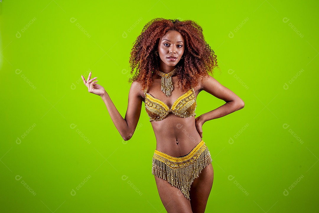 Linda mulher negra com traje de carnaval em fundo verde