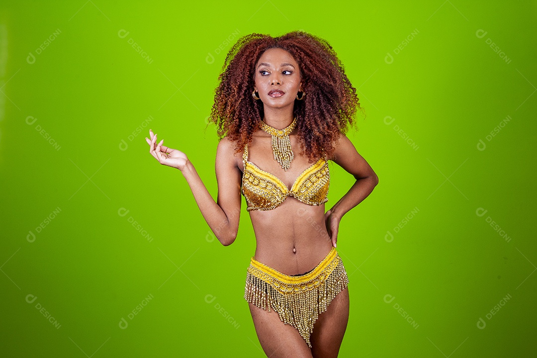 Linda mulher negra com traje de carnaval em fundo verde
