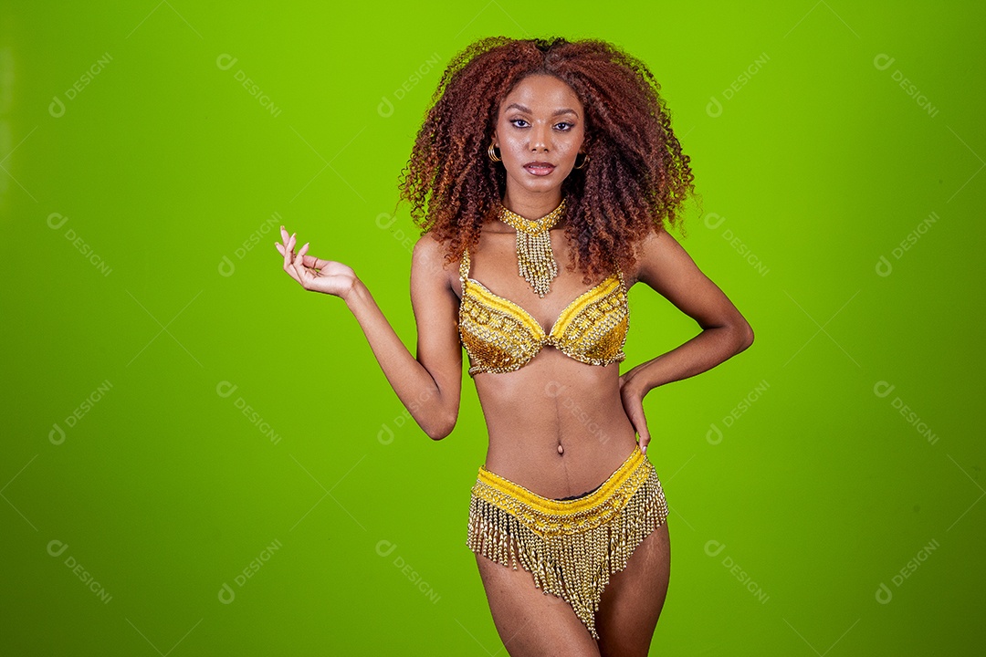 Linda mulher negra com traje de carnaval em fundo verde