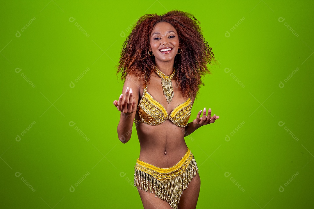 Linda mulher negra com traje de carnaval em fundo verde