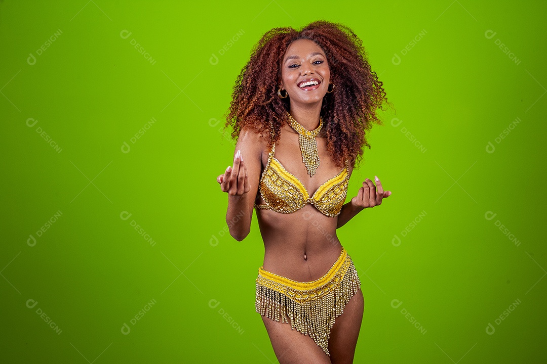 Linda mulher negra com traje de carnaval em fundo verde