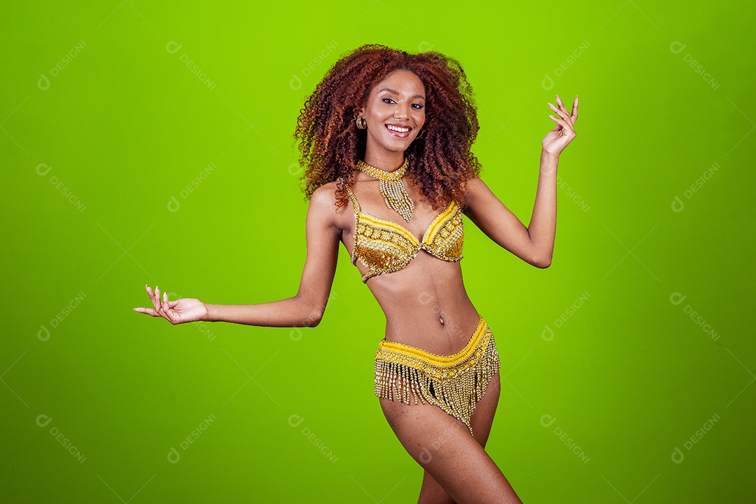 Linda mulher negra com traje de carnaval em fundo verde