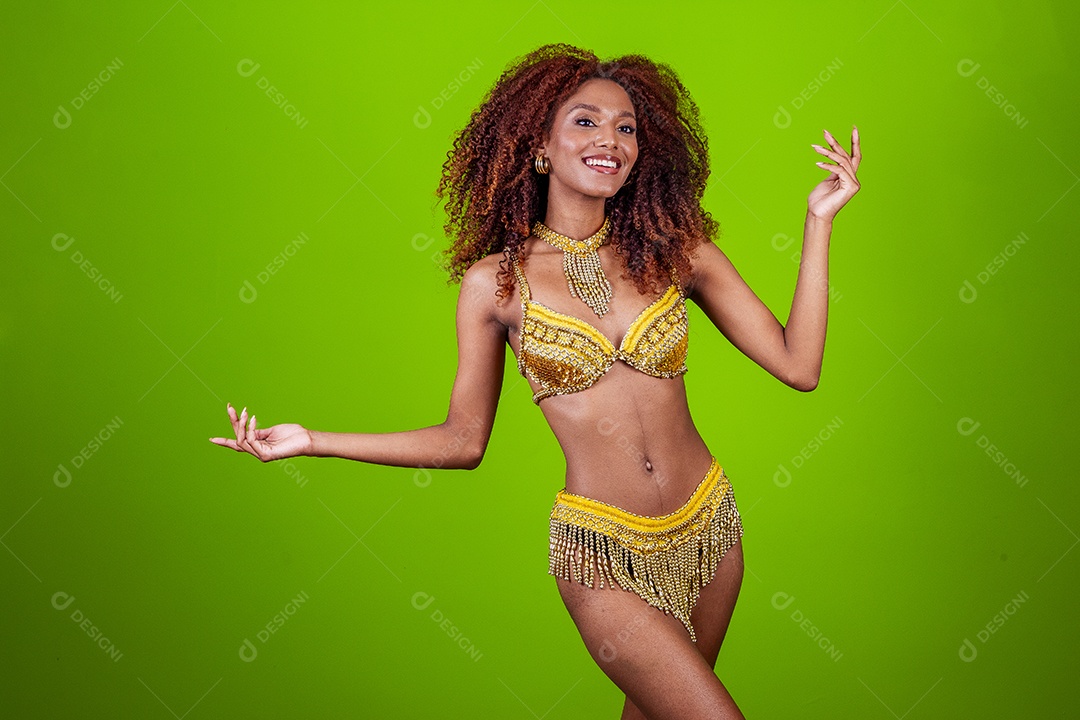 Linda mulher negra com traje de carnaval em fundo verde