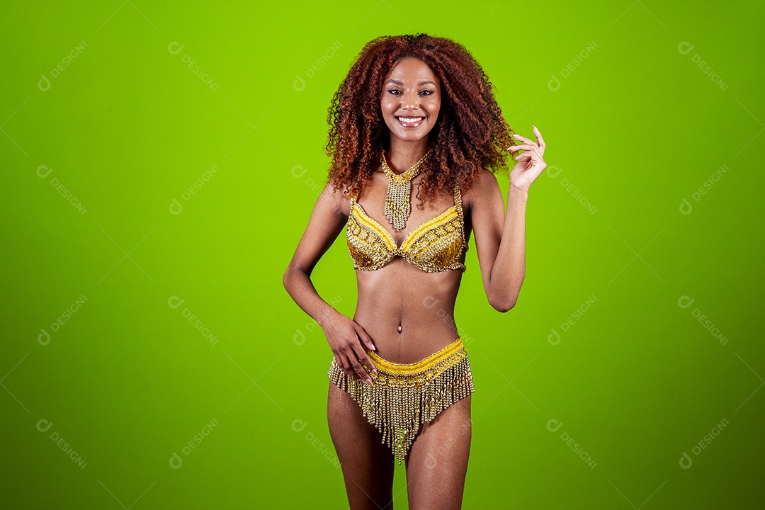 Linda mulher negra com traje de carnaval em fundo verde