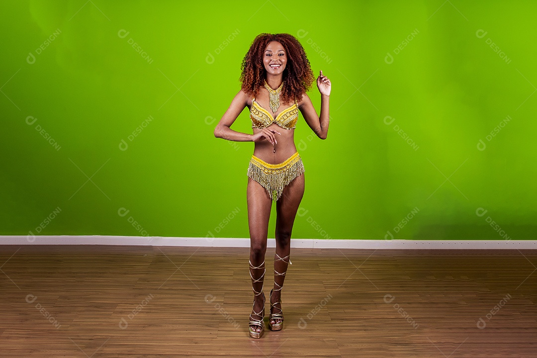 Linda mulher negra com traje de carnaval em fundo verde