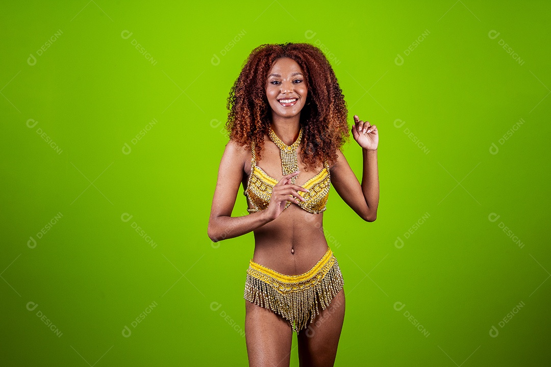 Linda mulher negra com traje de carnaval em fundo verde