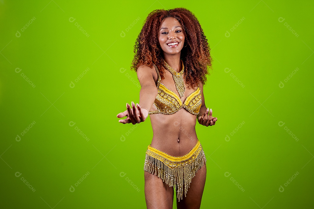 Linda mulher negra com traje de carnaval em fundo verde