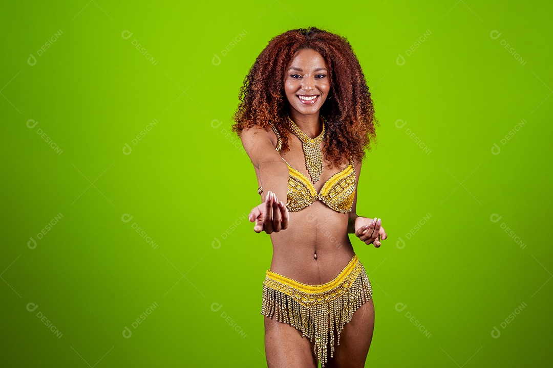 Linda mulher negra com traje de carnaval em fundo verde