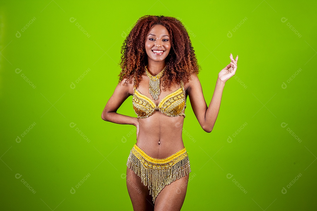 Linda mulher negra com traje de carnaval em fundo verde