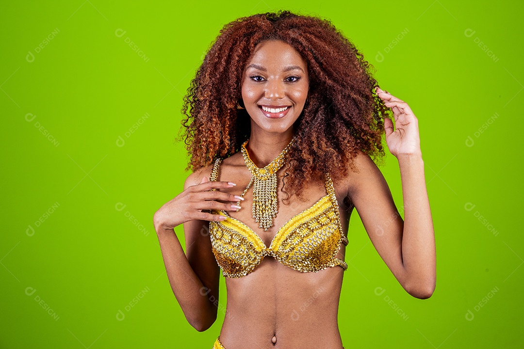 Linda mulher negra com traje de carnaval em fundo verde