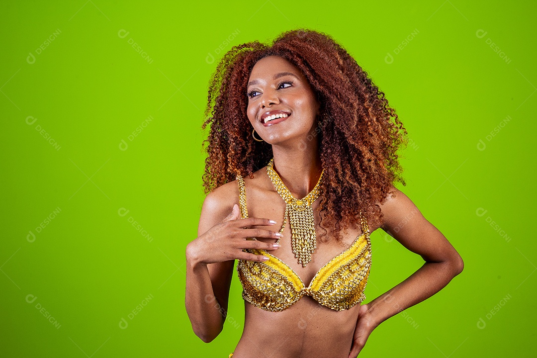 Linda mulher negra com traje de carnaval em fundo verde