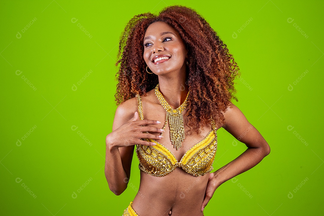 Linda mulher negra com traje de carnaval em fundo verde