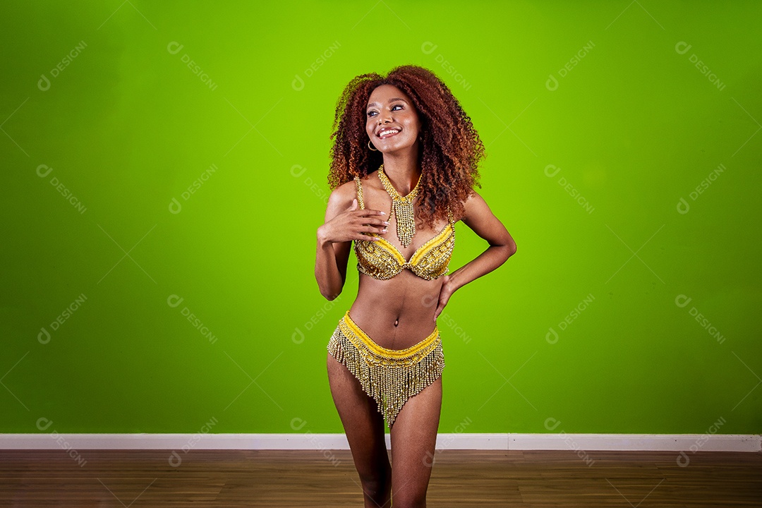 Linda mulher negra com traje de carnaval em fundo verde