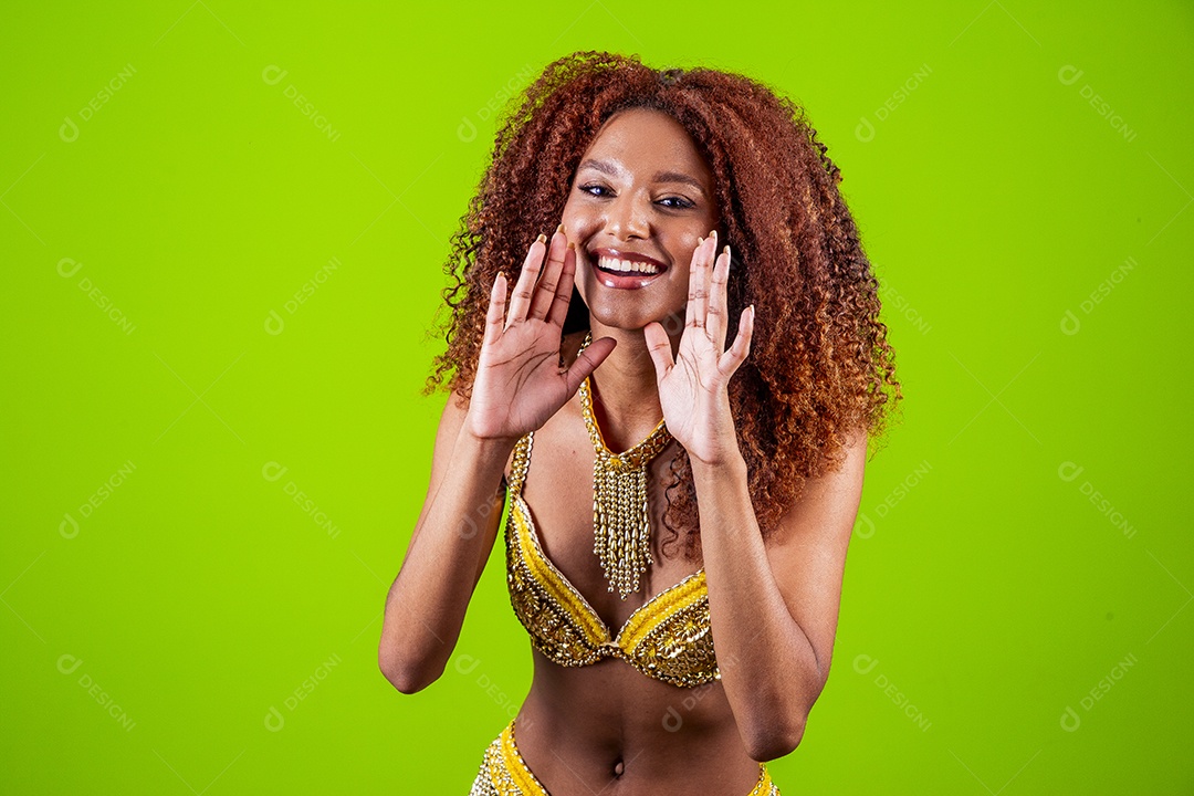 Linda mulher negra com traje de carnaval em fundo verde