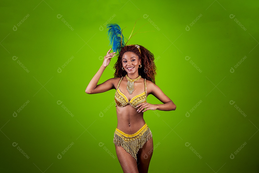 Linda mulher negra com traje de carnaval em fundo verde