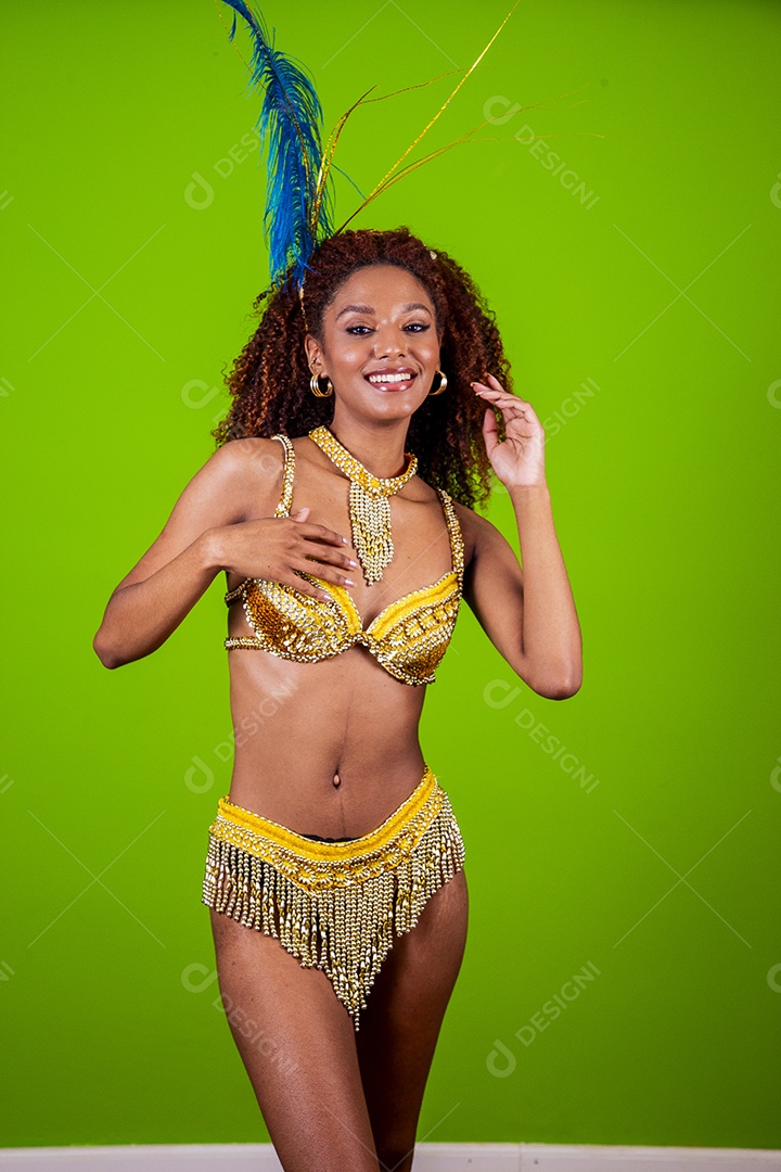 Linda mulher negra com traje de carnaval em fundo verde
