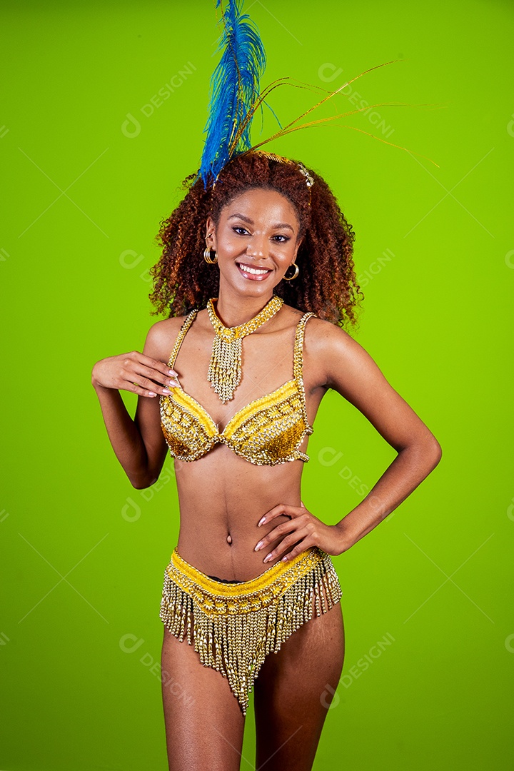 Linda mulher negra com traje de carnaval em fundo verde