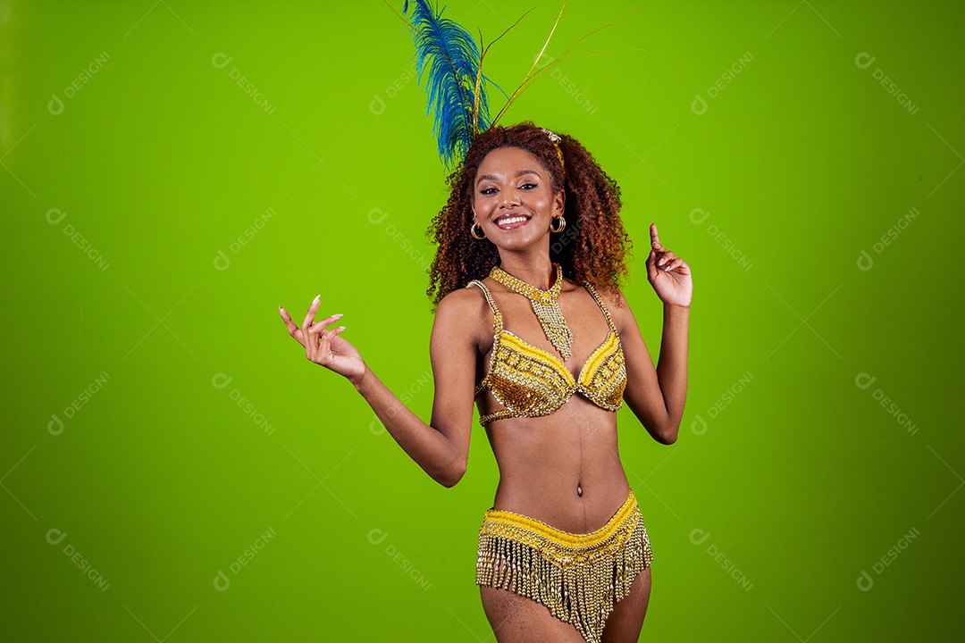 Linda mulher negra com traje de carnaval em fundo verde