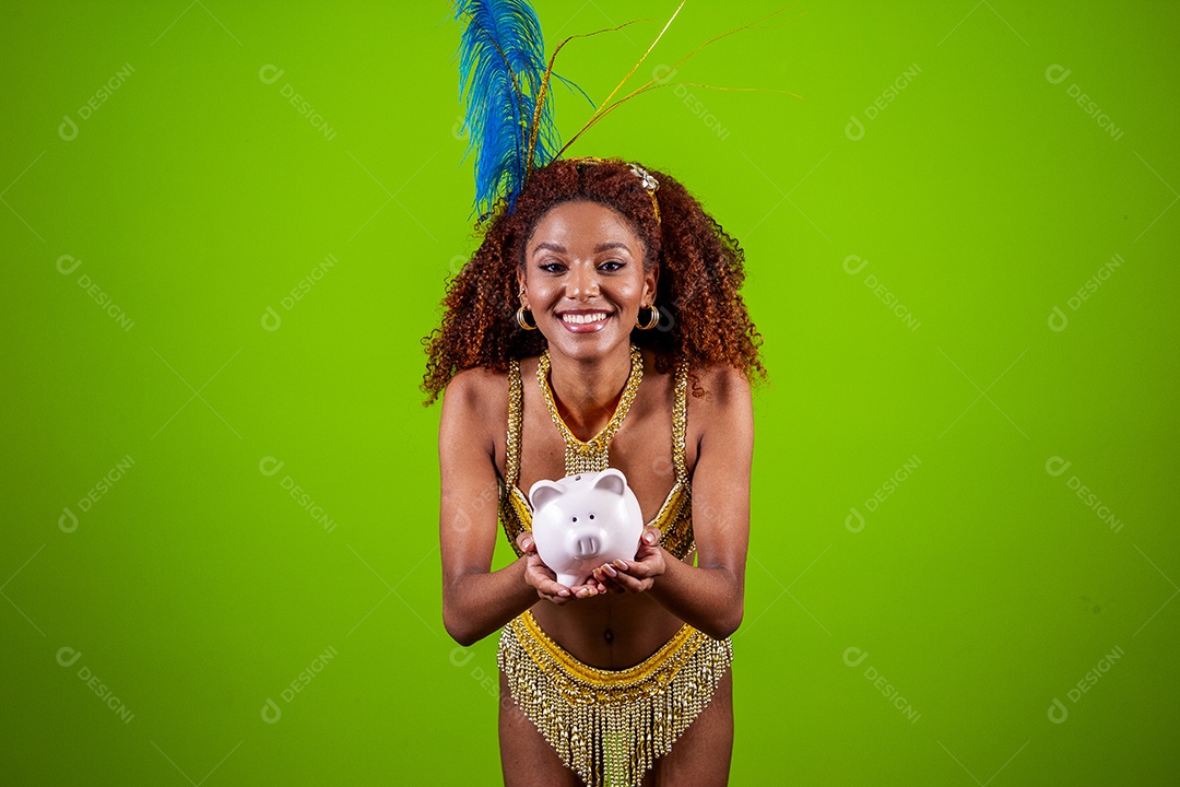 Linda mulher negra com traje de carnaval em fundo verde