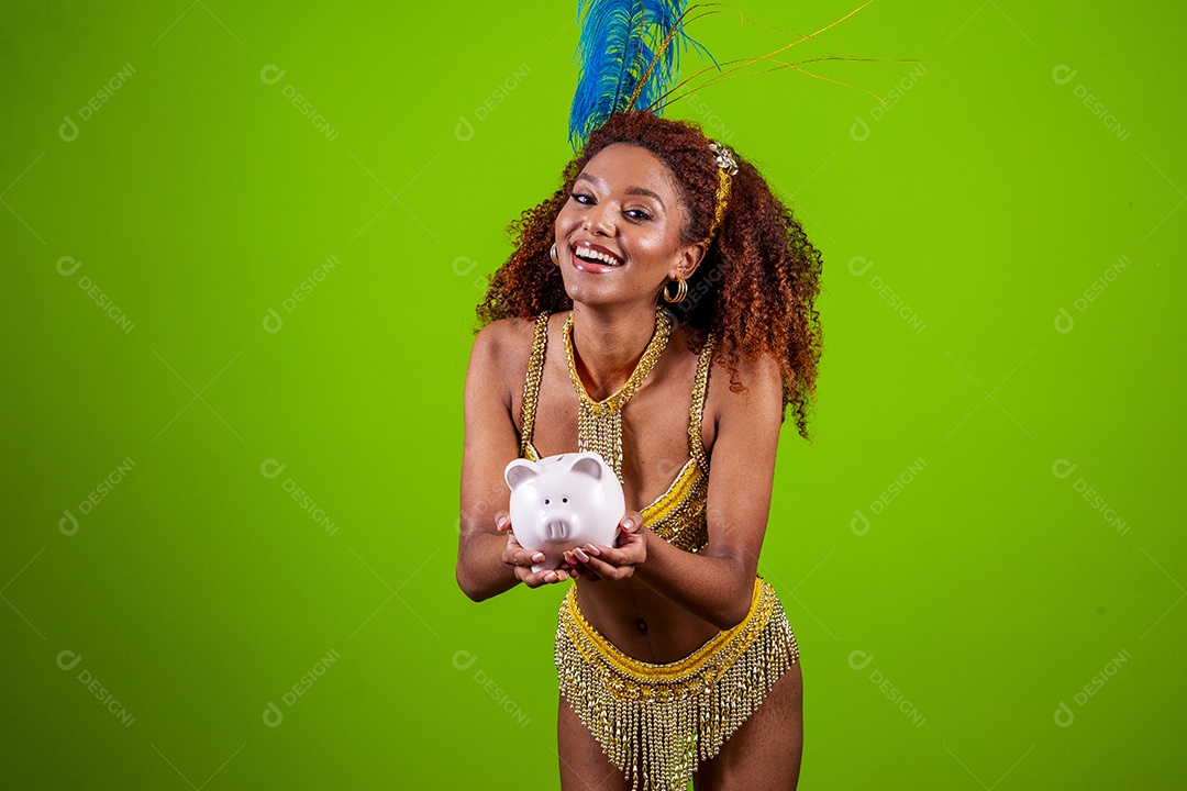 Linda mulher negra com traje de carnaval em fundo verde