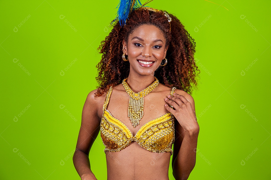 Linda mulher negra com traje de carnaval em fundo verde