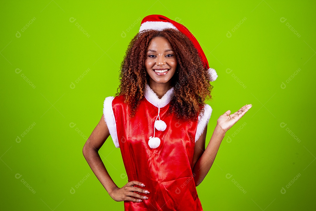 Linda mulher negra com chapéu de Papai Noel em fundo verde