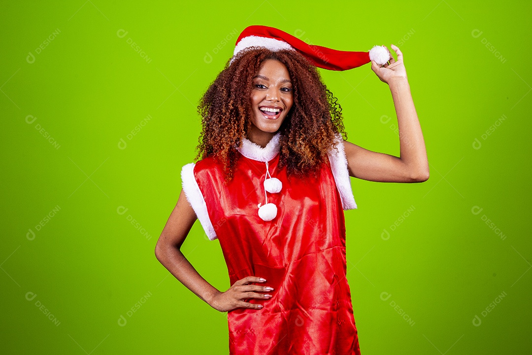 Linda mulher negra com chapéu de Papai Noel em fundo verde