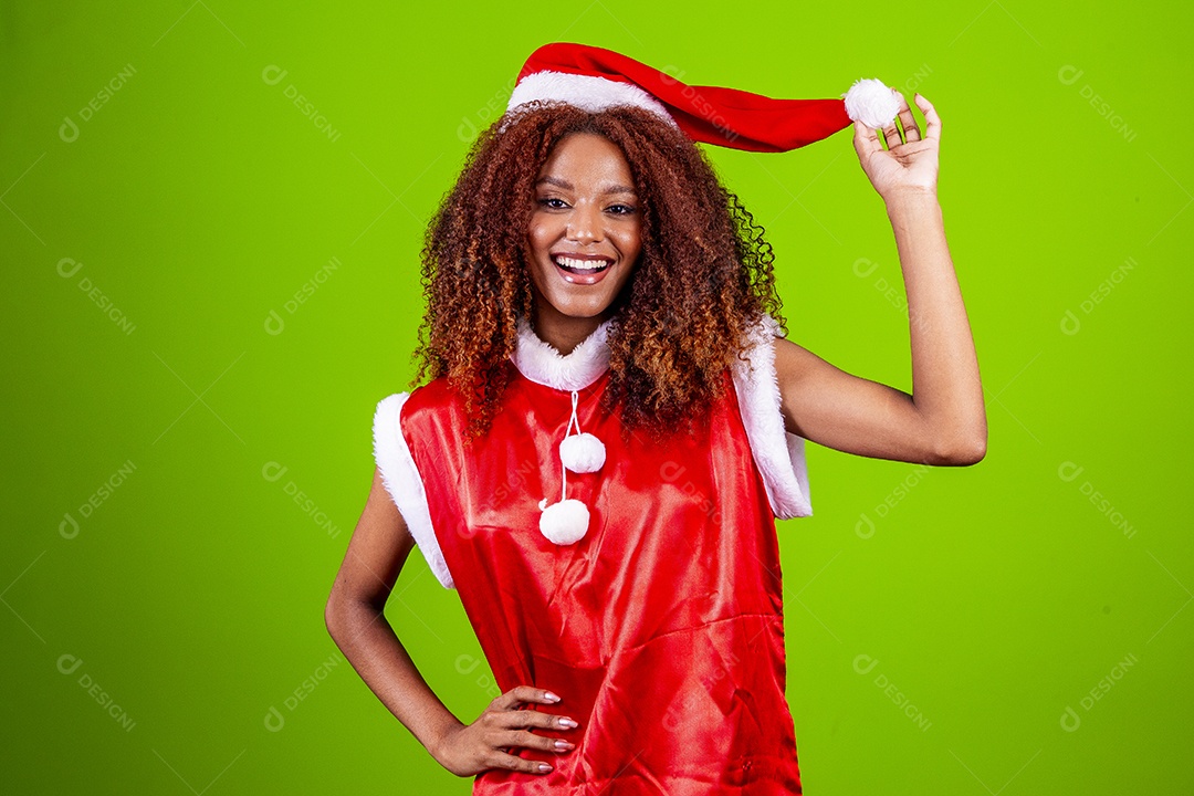 Linda mulher negra com chapéu de Papai Noel em fundo verde