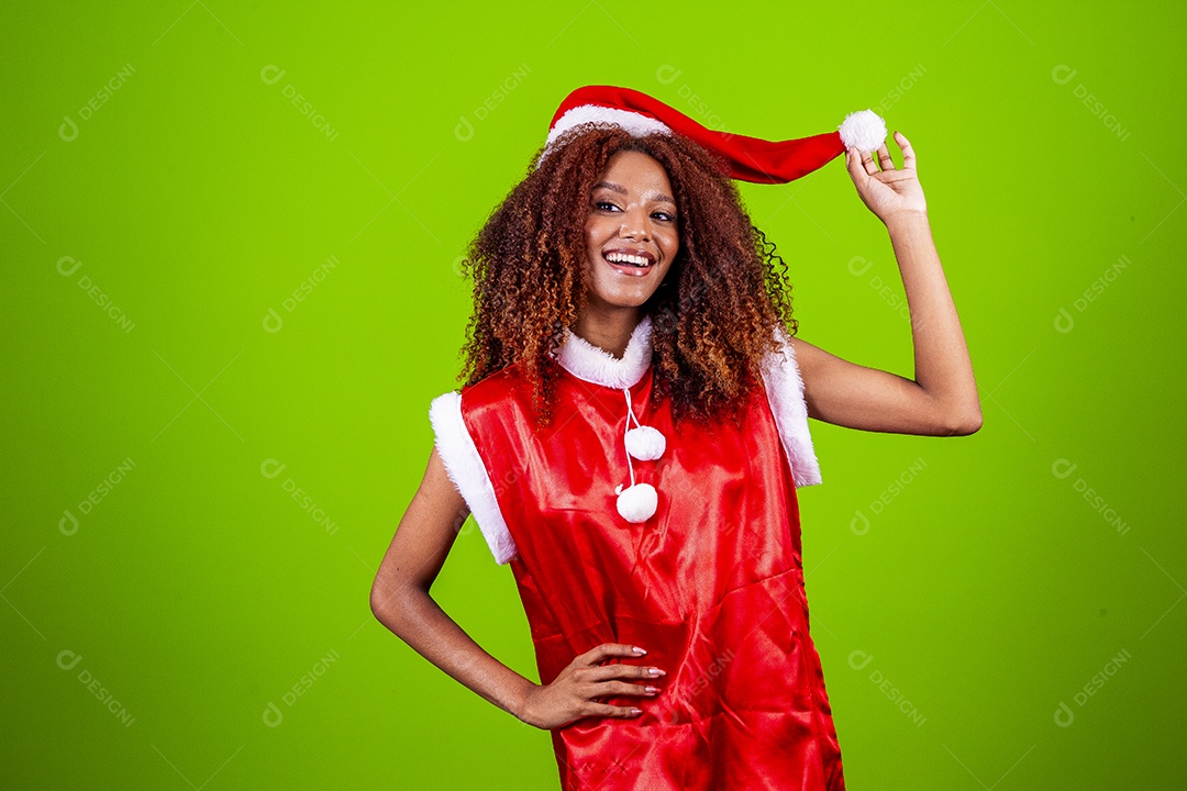 Linda mulher negra com chapéu de Papai Noel em fundo verde