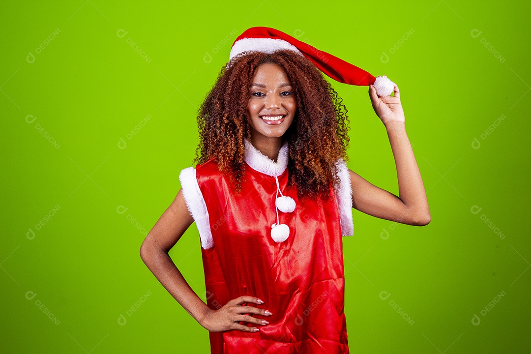 Linda mulher negra com chapéu de Papai Noel em fundo verde