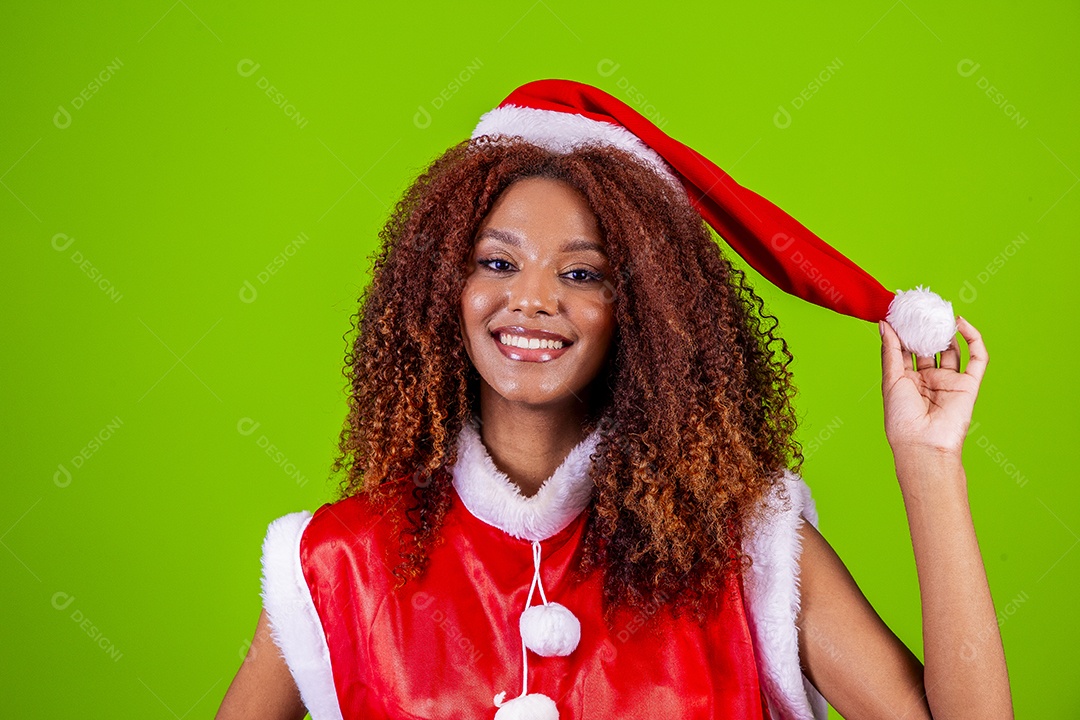 Linda mulher negra com chapéu de Papai Noel em fundo verde