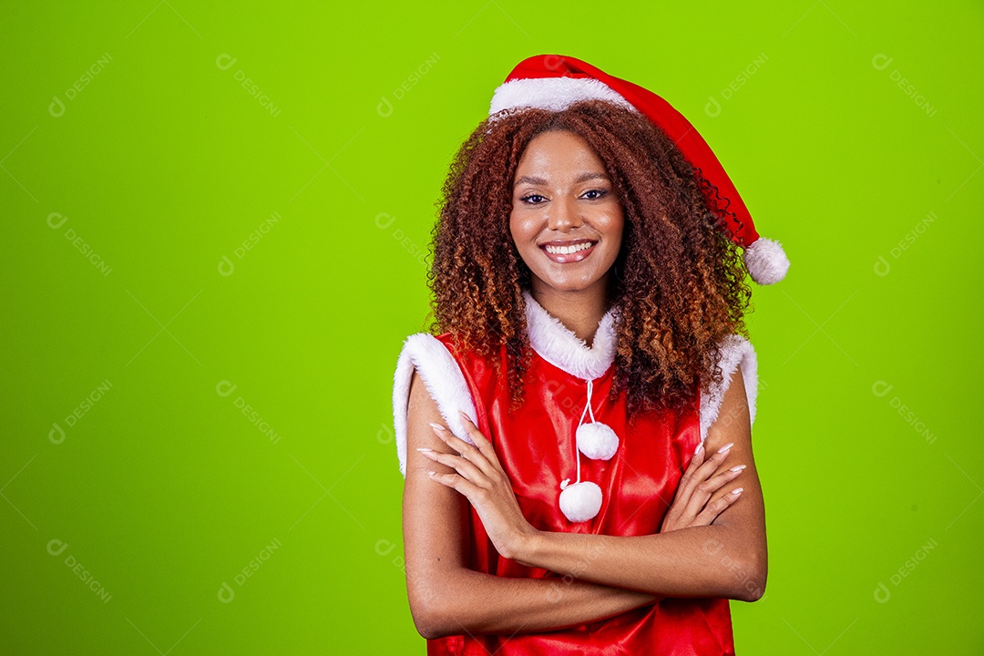 Linda mulher negra com chapéu de Papai Noel em fundo verde