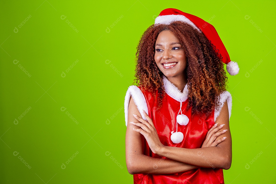 Linda mulher negra com chapéu de Papai Noel em fundo verde