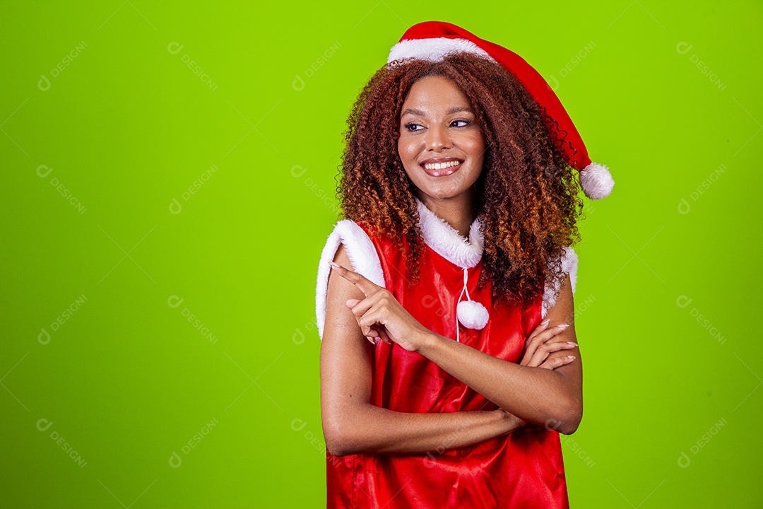 Linda mulher negra com chapéu de Papai Noel em fundo verde