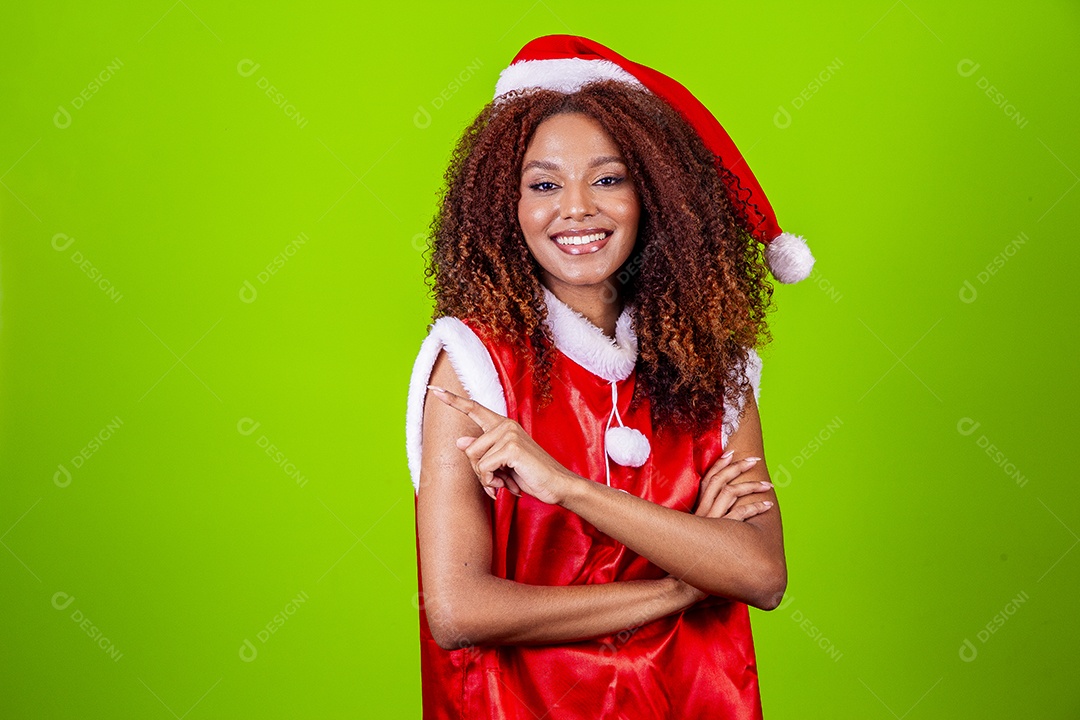 Linda mulher negra com chapéu de Papai Noel em fundo verde