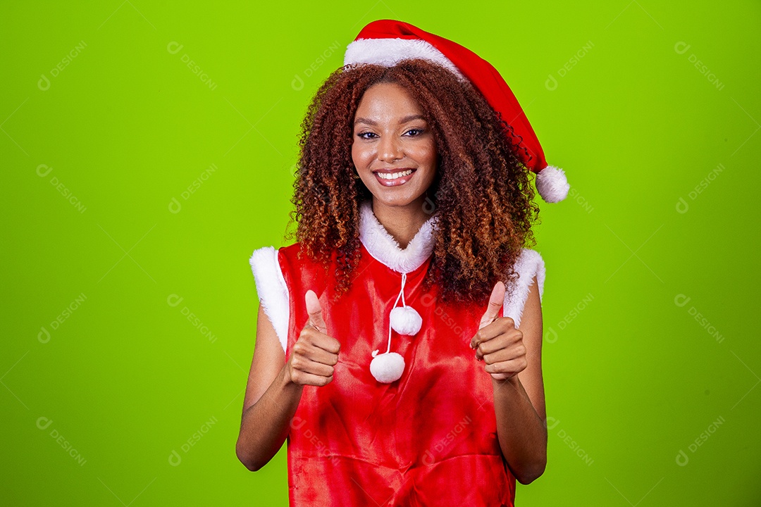 Linda mulher negra com chapéu de Papai Noel em fundo verde