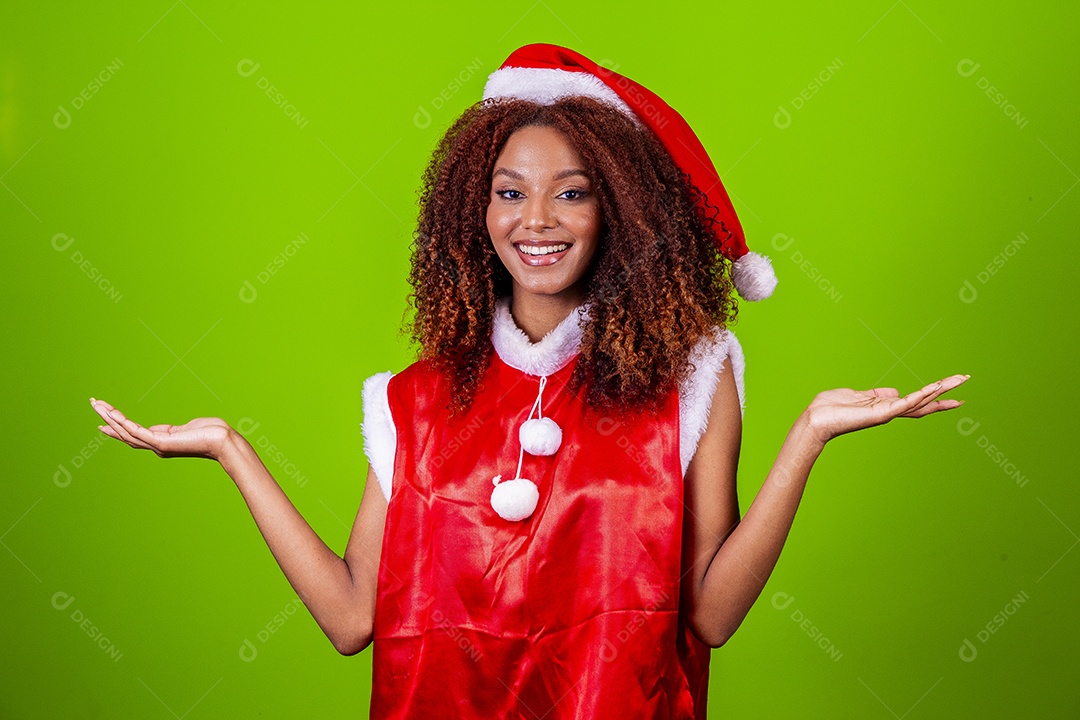 Linda mulher negra com chapéu de Papai Noel em fundo verde