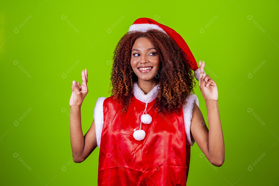 Linda mulher negra com chapéu de Papai Noel em fundo verde