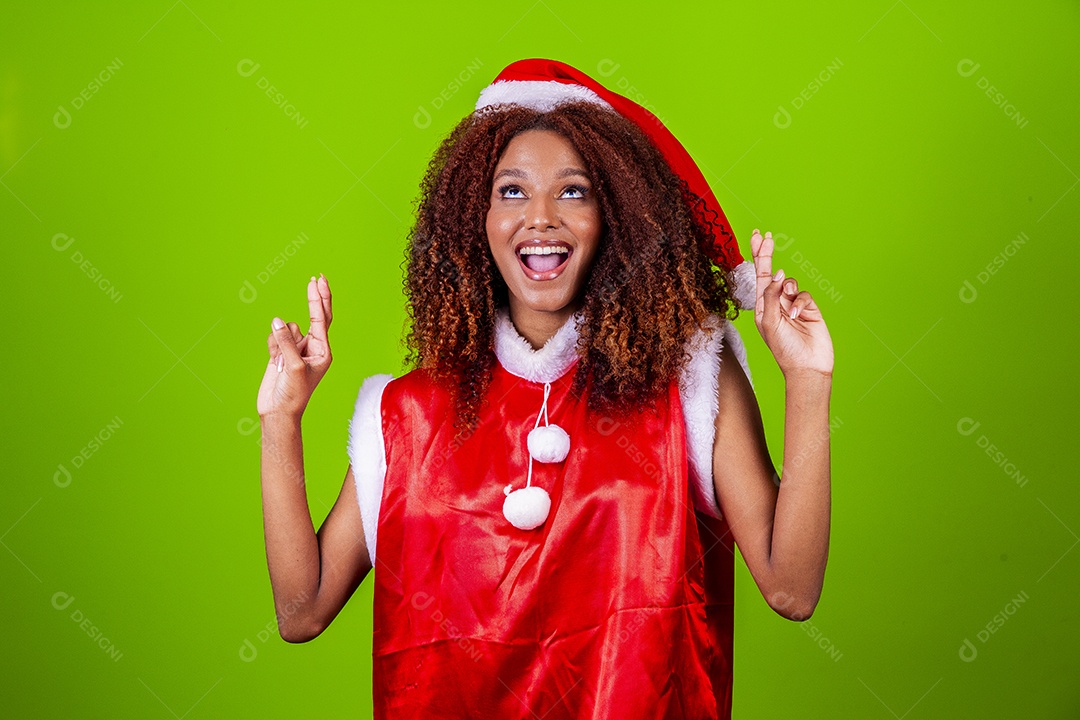 Linda mulher negra com chapéu de Papai Noel em fundo verde