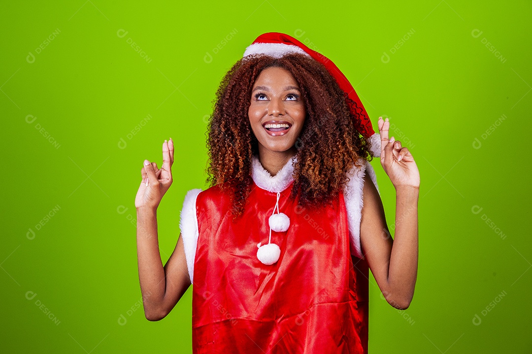 Linda mulher negra com chapéu de Papai Noel em fundo verde