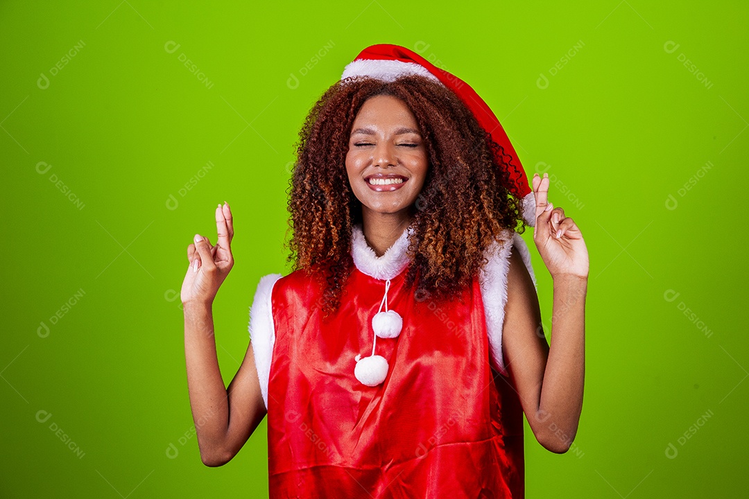 Linda mulher negra com chapéu de Papai Noel em fundo verde