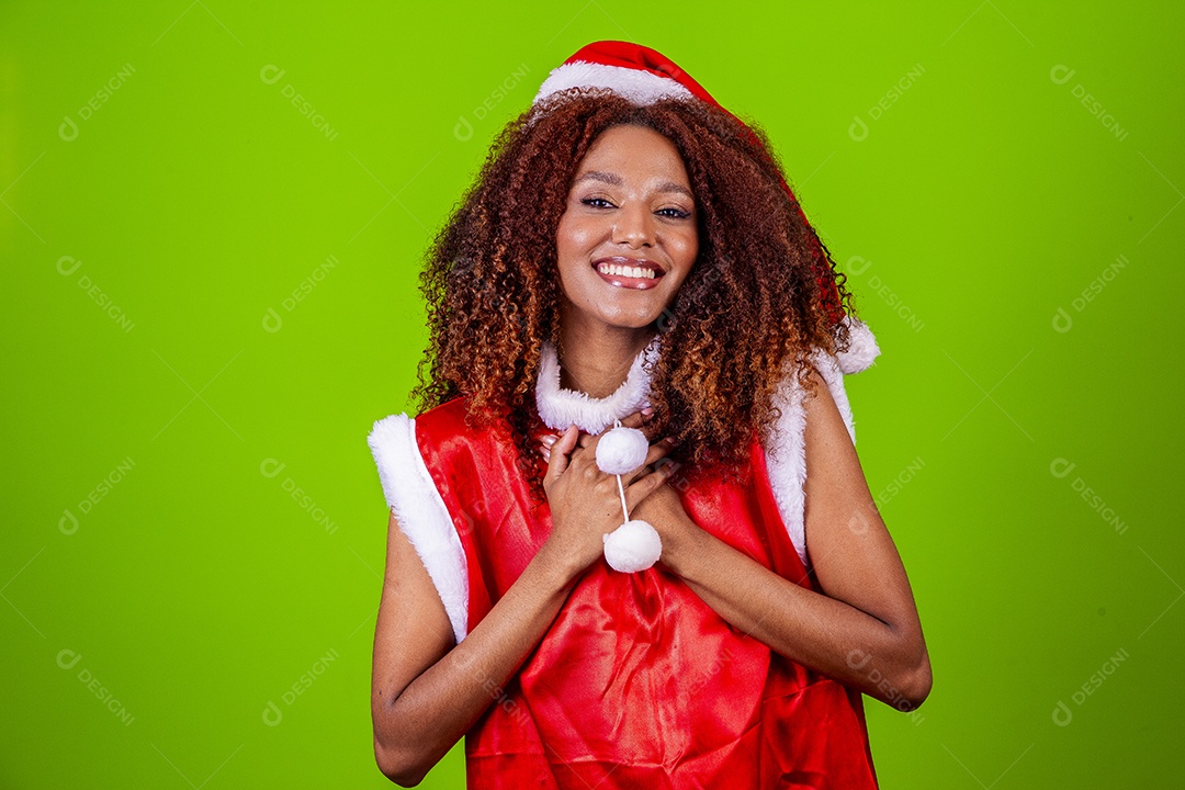Linda mulher negra com chapéu de Papai Noel em fundo verde